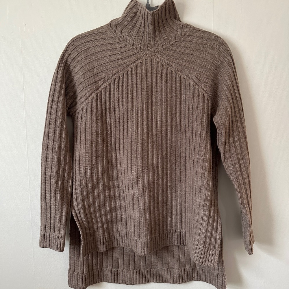 Amour Vert 100% Wool High Low Side Slit
Ribbed Turtleneck Sweater Brown